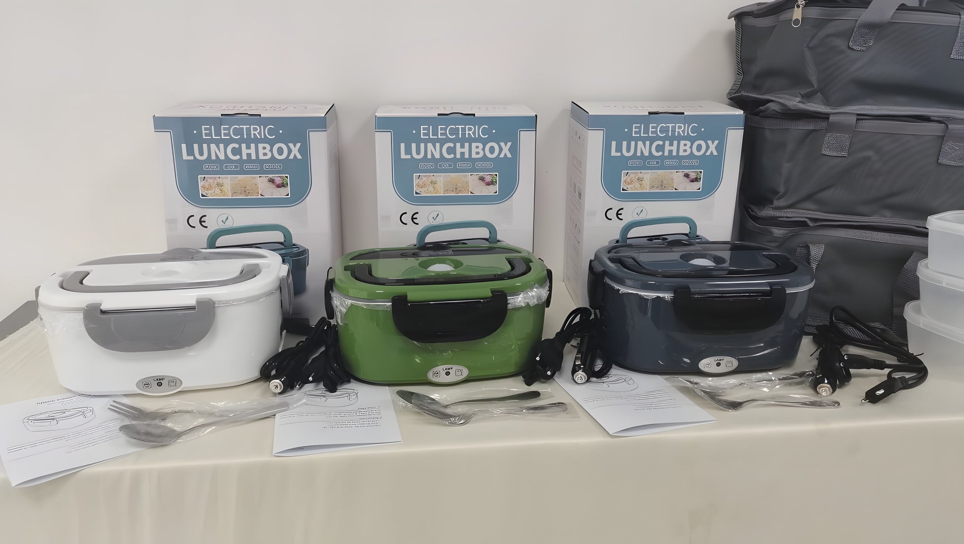 צילום אמיתי של שלוש קופסאות האוכל עם הכבלים והכפיות